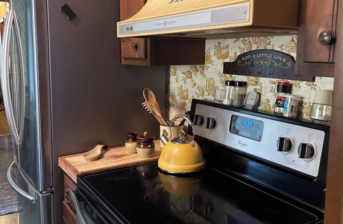 Bakersfield House | Pleasant 3-bedroom house with AC in Bakersfield