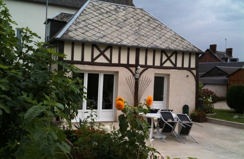 Serquigny House | pleasant and flowery cottage