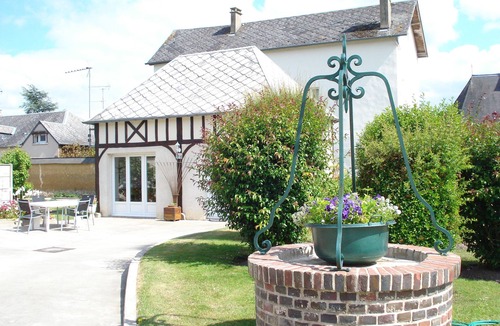 Serquigny House | pleasant and flowery cottage