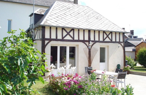 Serquigny House | pleasant and flowery cottage