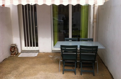 Port-la-Nouvelle Apartment | Pleasant apartment with courtyard and air conditioning