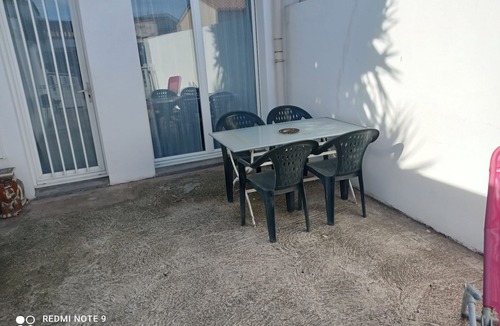 Port-la-Nouvelle Apartment | Pleasant apartment with courtyard and air conditioning