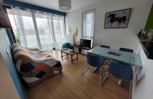 Chartres Apartment | Pleasant apartment with balcony