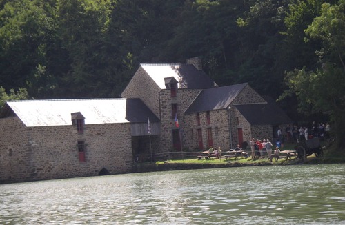 La Vicomte-sur-Rance House | Pleasant, bright house with large enclosed garden for your pets.