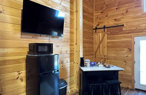 Pineville Cabin | Pleasant countryside 2-bedroom cabin near Elk River - Unit B