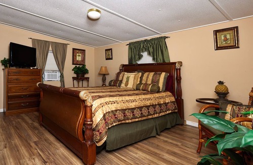Homosassa Bed & Breakfast | Pleasant Days B&b Tropical Master Suite.
