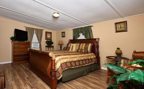 Homosassa House | Pleasant Days Lodging Tropical Master Suite