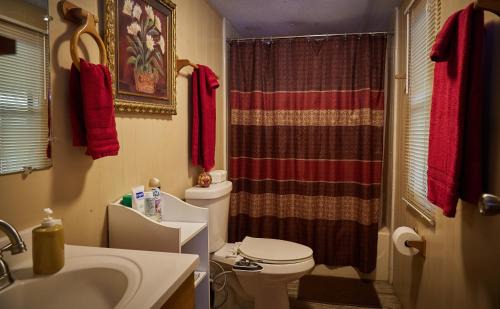 Homosassa House | Pleasant Days Lodging Tropical Master Suite