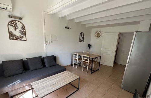 Gallargues-le-Montueux Villa | Pleasant Bright Villa With Shared Pool