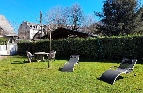 Bagneres-de-Luchon House | Pleasant garden apartment pets welcome curist rates