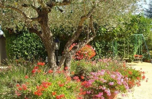 Fontareches Villa | Pleasant gite with shared pool just outside Uzes