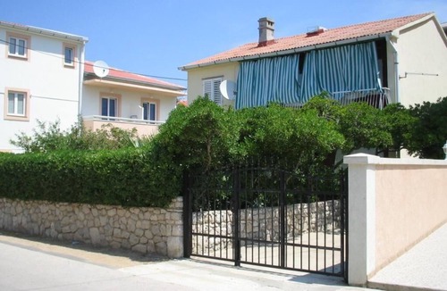 Pag Apartment | Pleasant holiday apartment with terrace in Pag