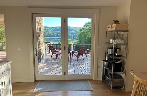 New London House | Pleasant Lake Escape: 3BR Home with Panoramic Views