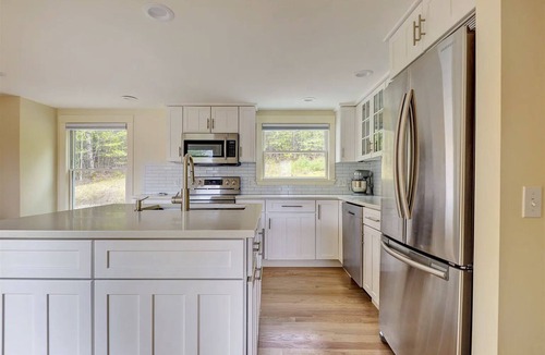 New London House | Pleasant Lake Escape: 3BR Home with Panoramic Views
