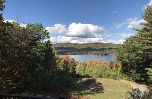 New London House | Pleasant Lake Escape: 3BR Home with Panoramic Views