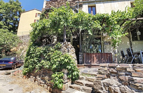 La Liviniere House | Pleasant little house with shared swimming pool