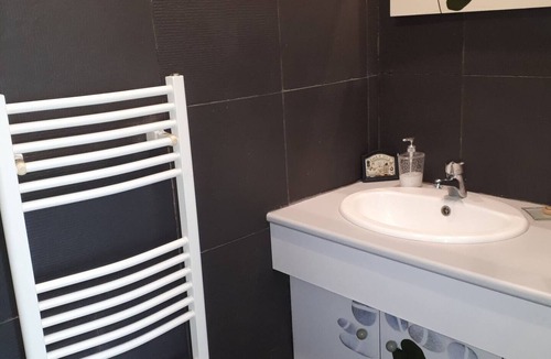 La Chevroliere Bed & Breakfast | Pleasant self-contained room + pool access