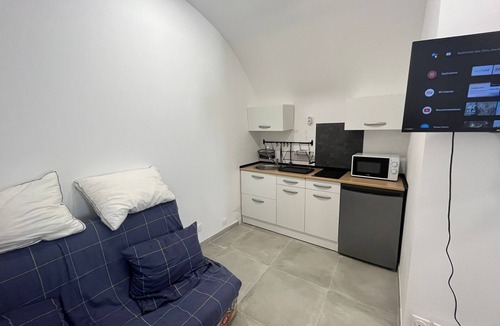 Saint-Jean-de-Vedas Apartment | Pleasant studio in the heart of town. Close to the A9 and tramway!