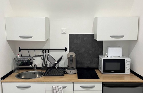 Saint-Jean-de-Vedas Apartment | Pleasant studio in the heart of town. Close to the A9 and tramway!