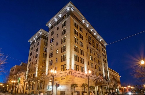 Goose Hollow Hotel | Pleasant Stay! 3 Comfortable Units | Pop- Up Cinema!