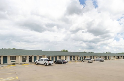Three Rivers House | Pleasant Stay, Convenient Location! Onsite Dining, Free Parking!