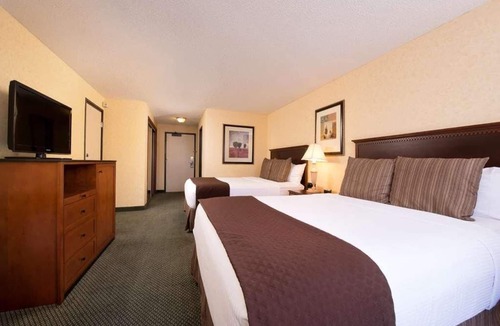 Tri-Cities Hotel | Pleasant Stay, Convenient Location! Upscale Unit Near Attractions, Pool, Parking