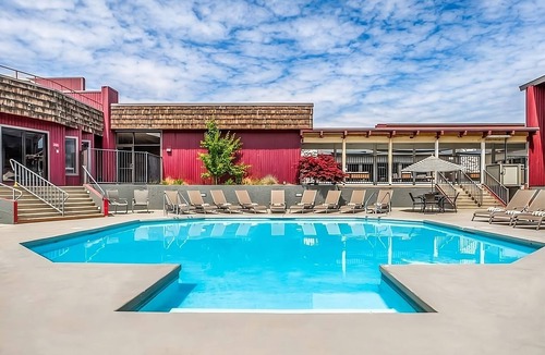Tri-Cities Hotel | Pleasant Stay, Convenient Location! Upscale Unit Near Attractions, Pool, Parking