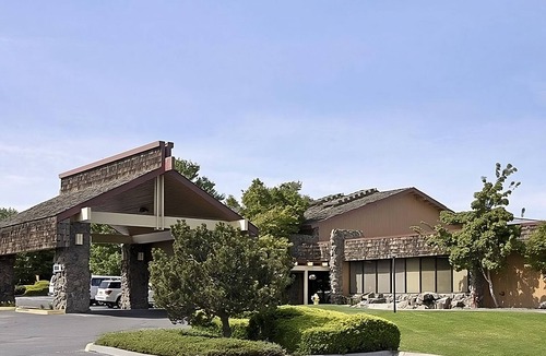 Tri-Cities Hotel | Pleasant Stay, Convenient Location! Upscale Unit Near Attractions, Pool, Parking