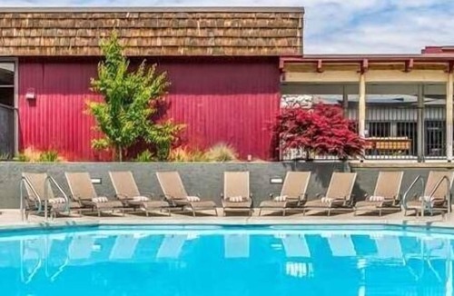 Tri-Cities Hotel | Pleasant Stay, Convenient Location! Upscale Unit Near Attractions, Pool, Parking