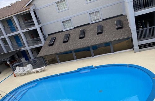 Merry Oaks House | Pleasant Stay, Convenient Location! 2 Great Units, Pool, Easy Downtown Access