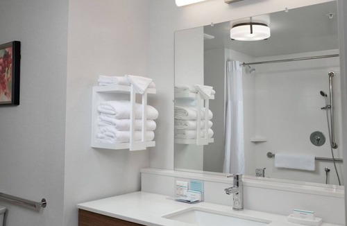 Tigard House | Pleasant Stay, Convenient Location! FREE Parking, Free Daily Breakfast, Pool