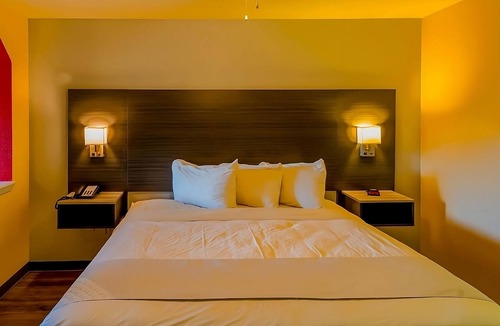 Sweet Home Hotel | Pleasant Stay, Convenient Location! Near Chevron Station! Outdoor Pool!