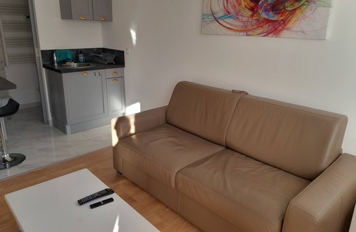 Vallieres Apartment | Pleasant studio center town