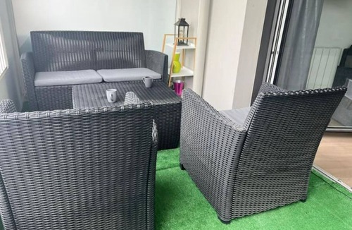 Cusset Apartment | Pleasant T2 apartment with spacious balcony