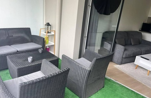 Cusset Apartment | Pleasant T2 apartment with spacious balcony
