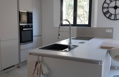 Menerbes House | Pleasant vacation home with heated pool