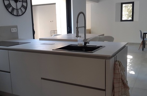 Menerbes House | Pleasant vacation home with heated pool