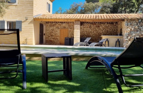 Menerbes House | Pleasant vacation home with heated pool