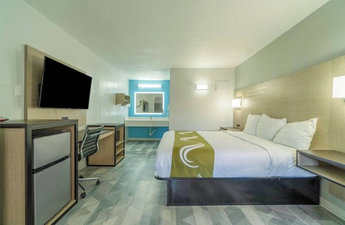 Pleasanton Hotel | Pleasanton Stay | 1 Unit | Near Oaklawn Rd