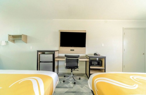 Pleasanton Hotel | Pleasanton Stay | 1 Unit | Convenient W Oaklawn Rd Location