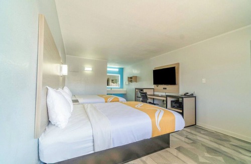 Pleasanton Hotel | Pleasanton Stay | 1 Unit | Convenient W Oaklawn Rd Location
