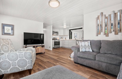 Florien Cottage | Pleasure Point Place WATERFRONT Cottage