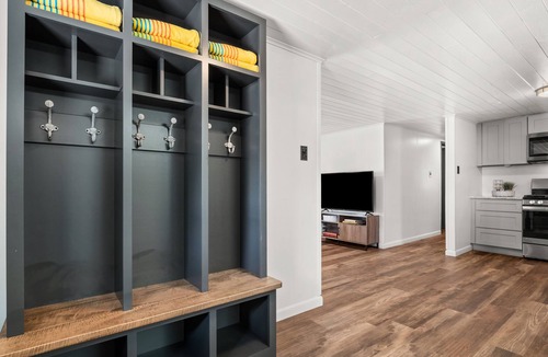 Florien Cottage | Pleasure Point Place WATERFRONT Cottage
