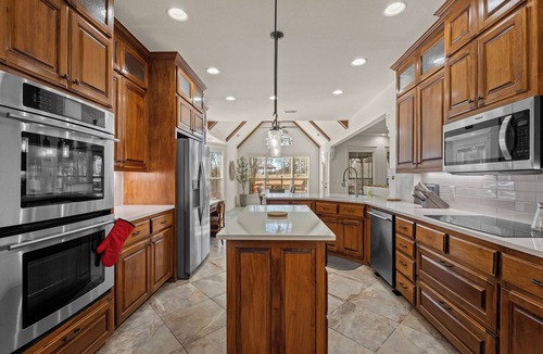 Bentonville House | Plentywood Escape: Home Theatre, Fire Pit, & 10 Min To DTBville