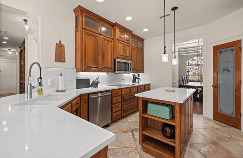 Bentonville House | Plentywood Escape: Home Theatre, Fire Pit, & 10 Min To DTBville