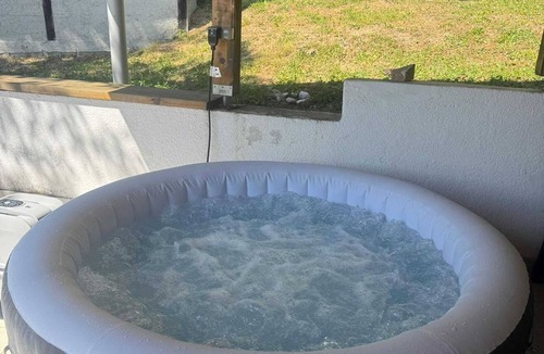 Breznik Plesivicki Apartment | Plesivica Hillside HolidayHome/Hot-Tub - 1 Bedroom
