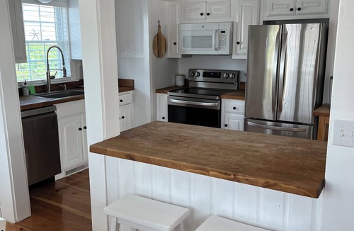 Newbury Cottage | Plum Island Beach Cottage - 4 Minute Walk To Beach!