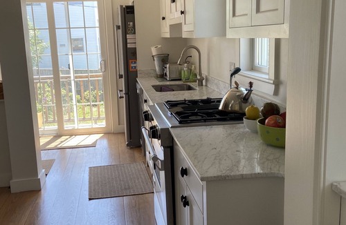 Newbury Cottage | Plum Island - Charming 2 BR Cottage by the Sea