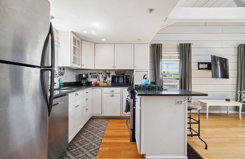 Newburyport House | Plum Puddin | Pet-Friendly | Screened Porch & Deck