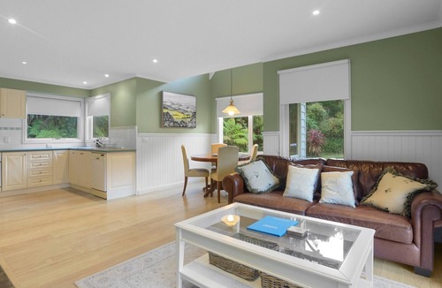 Apollo Bay Cottage | Plum Tree Cottage - Apollo Bay